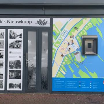 Ontdek Nieuwkoop blij met dorpspromotie op gevel