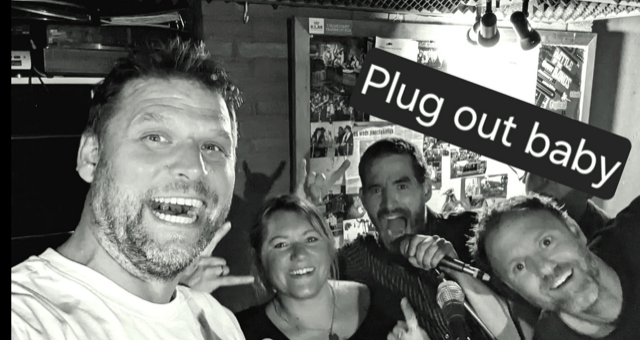 Muziekcafé: Plug out Baby