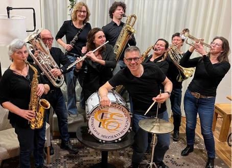 United Music Ensemble in de Muziektent tijdens de markt