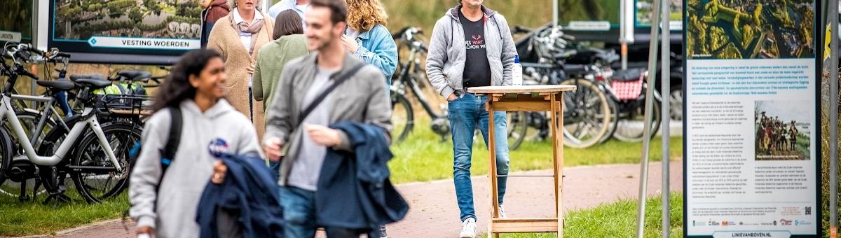 Buitenexpositie Linie van Boven op Reghthuysplein in Nieuwkoop