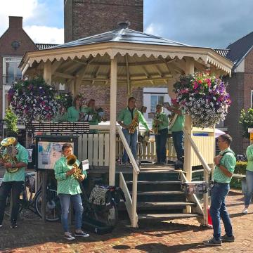 Fuikenlichters in de Muziektent tijdens de markt