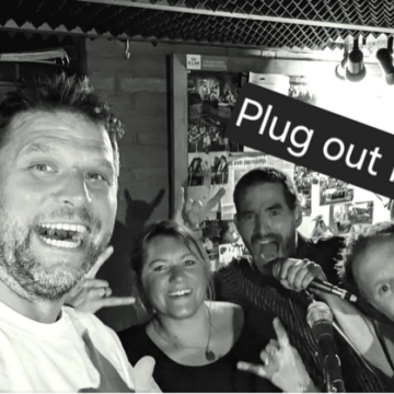 Muziekcafé: Plug out Baby