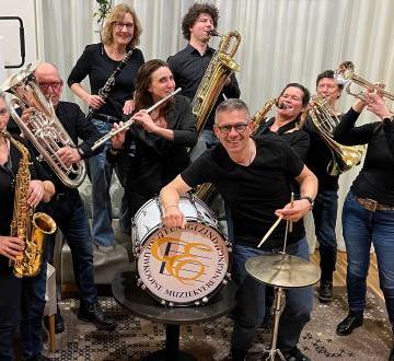 United Music Ensemble in de Muziektent tijdens de markt