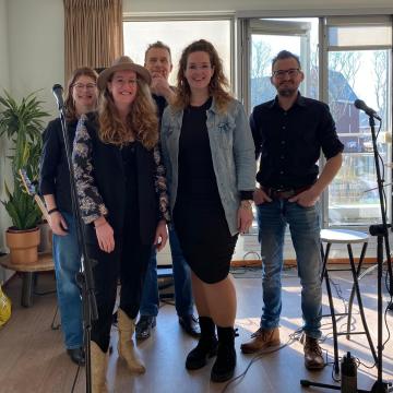 10 mei popband Under C in de muziektent