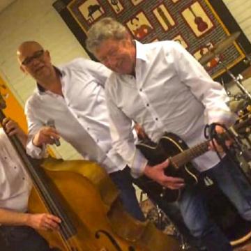 Muziektent: Nieuwkoop trio De Pennywafels