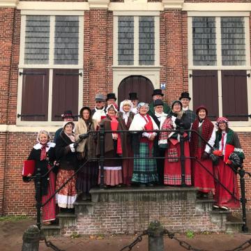 Dickens Singers in de Muziektent