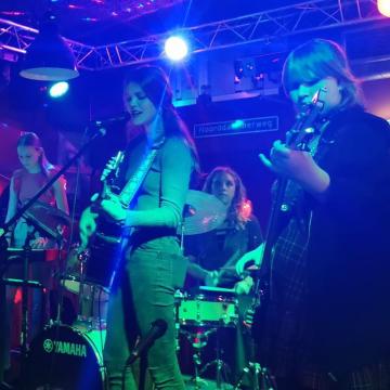 New Moon tijdens de markt  in de muziektent