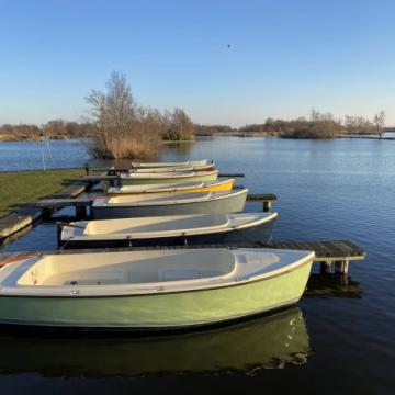 Elektroboten bij jachthaven Zuideinde